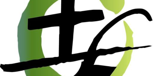 Man sieht ein schwarzes Kreuz auf einer gedachten Ackerlinie und einem Pflug. Drumherum ein grüner Kreis