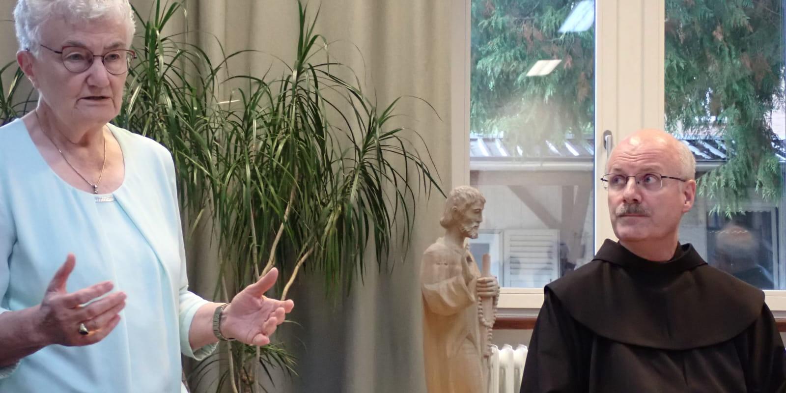 Vortrag Christoph Mingers (c) Barbara Schartz Links steht eine Frau, rechts sitzt ein Mann