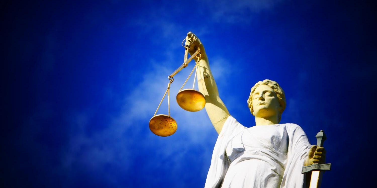 Eine Justitiafigur mit einer Wage