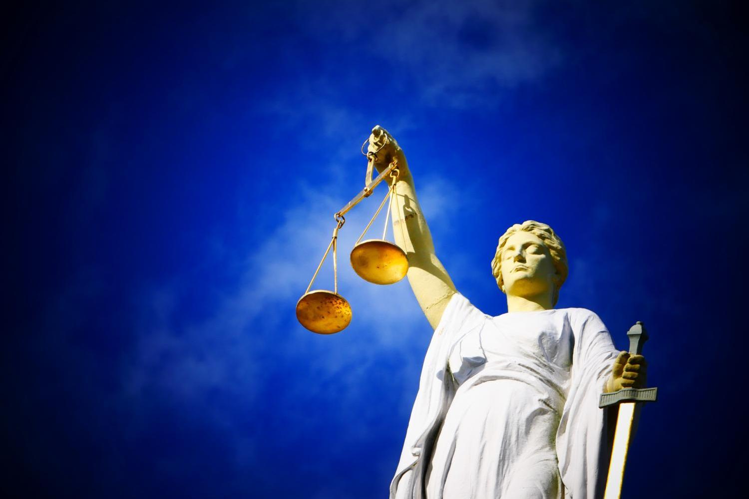 Eine Justitiafigur mit einer Wage